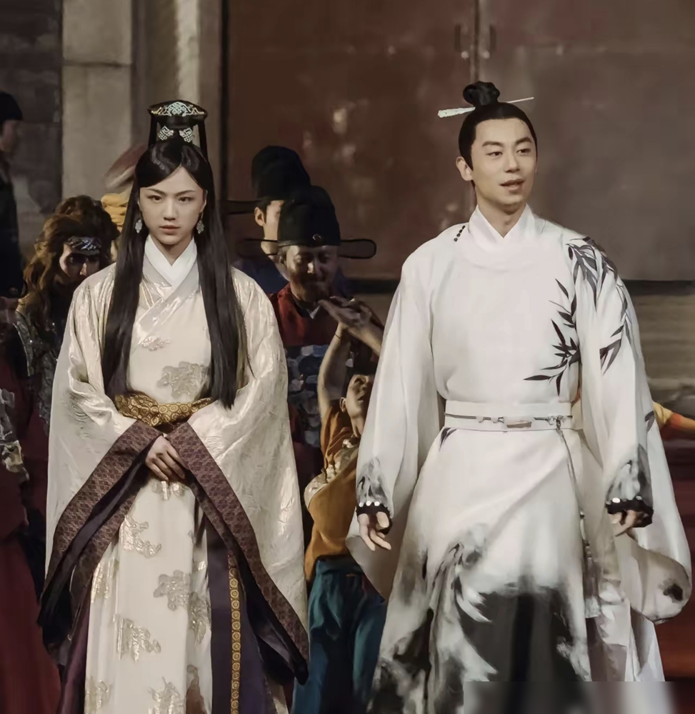 汤唯演《大明风华》，被骂得最狠的不是造型，是那口气。豆瓣6.0，八万多人打分，短评区一半都在说她撑不