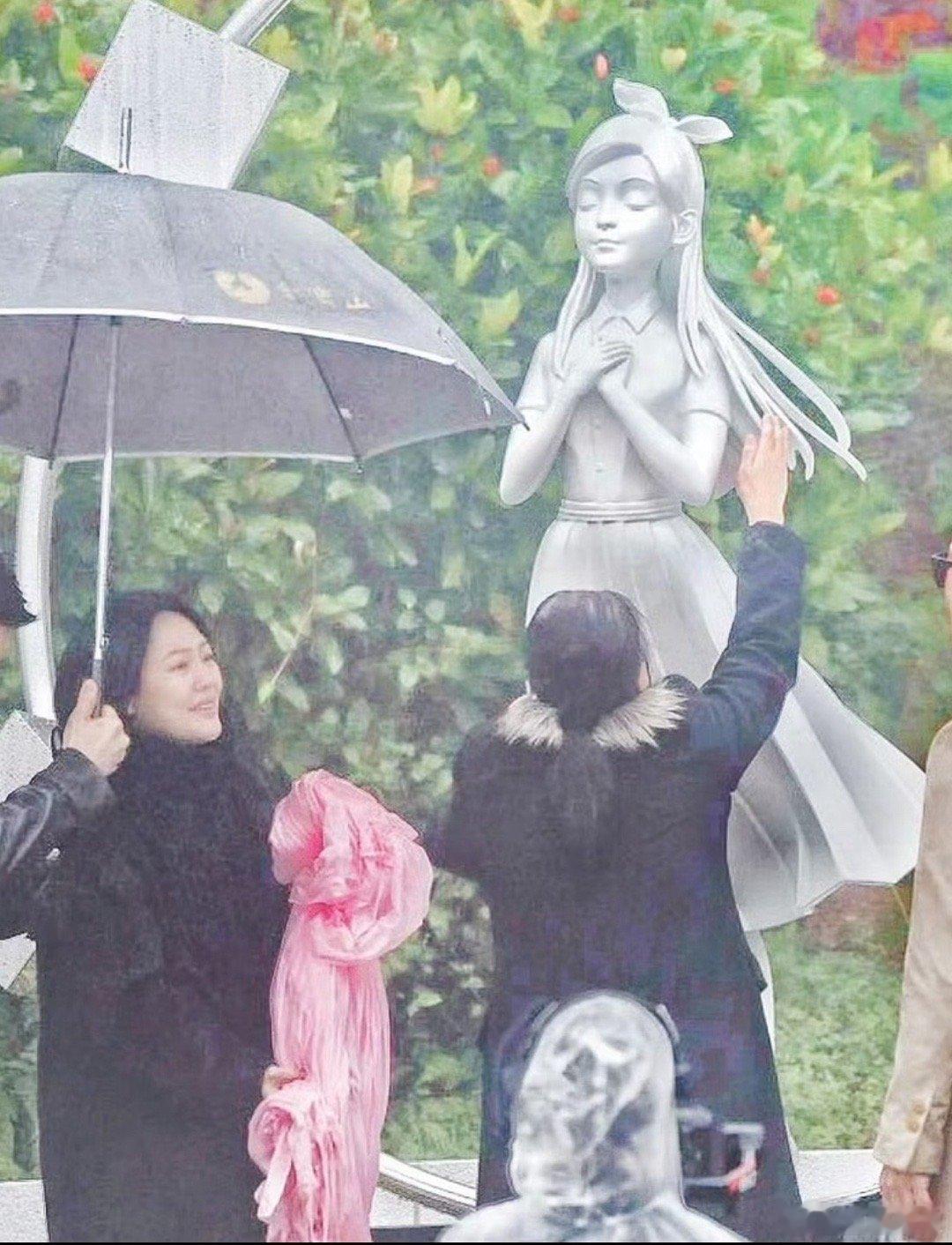 大S这个雕像一点也不像她。还不如AI做出来的有神态（图3