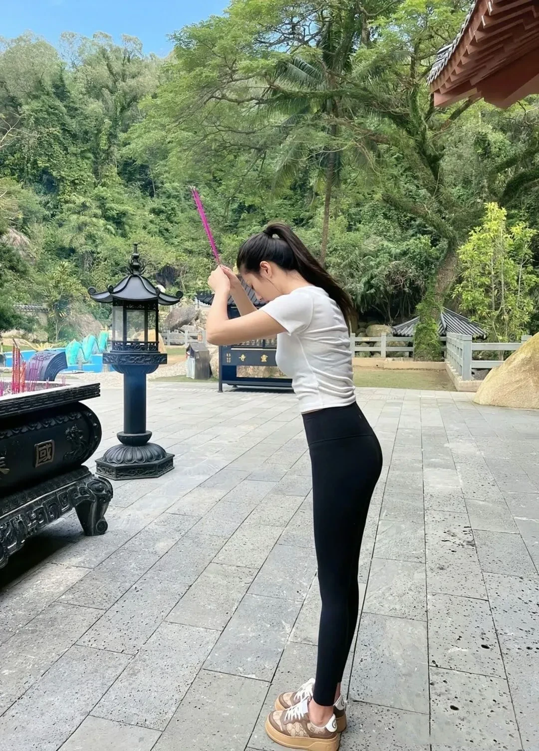 女朋友老喜欢这样穿，我该怎么劝？