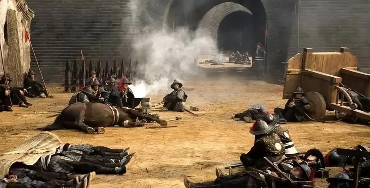 三里小城，三万余人，被围八十余日。城里马杀尽了，人也吃光了，活人拆死人的骨头当柴