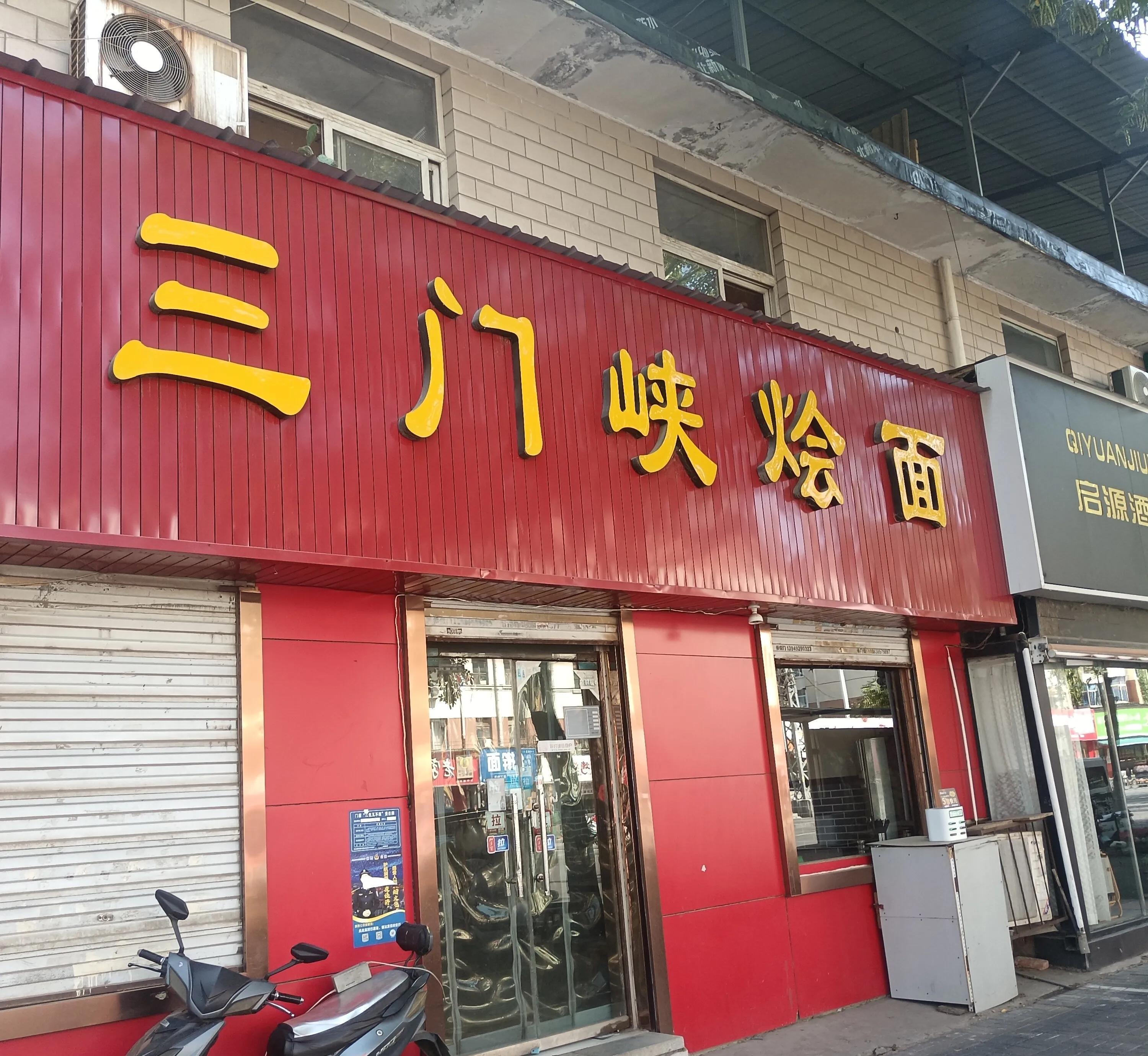 上初中时，有位女同学很痴迷我，常往我书包里塞零食。那时的我，懵懂无知，只