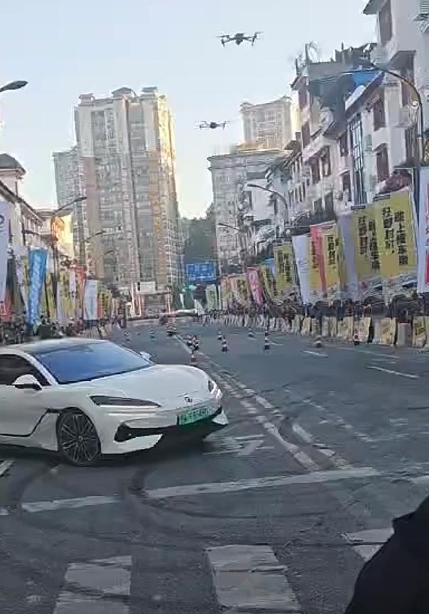 贵州晴隆村gt开赛，腾势z9刷屏了，这才是易三方的正确打开方式。赵长江苦口婆心