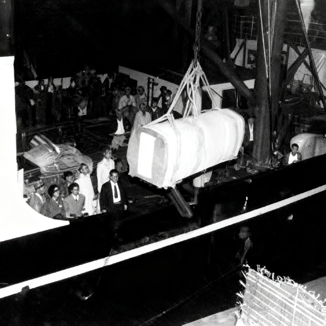1952年，杜月笙的棺材搭乘轮船运往台北时，一张罕见的镜头，此时距离他去世已经一