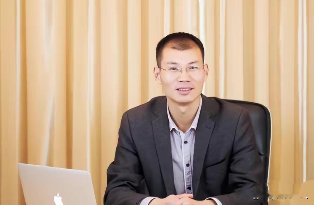 1999年，“蜜雪冰城”的创始人张红超去广告店做招牌，结果店员粗心，把“密”字写