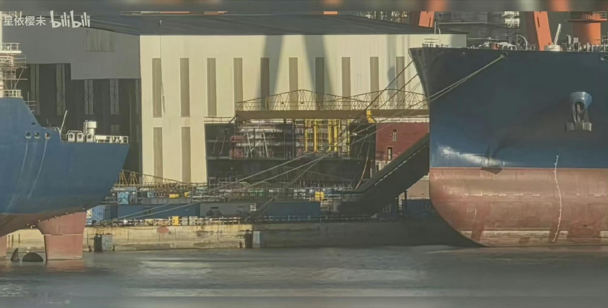 今天的004侧视图可清晰看到机库顶部还有二层甲板图二是之前的高清图，机库高度二