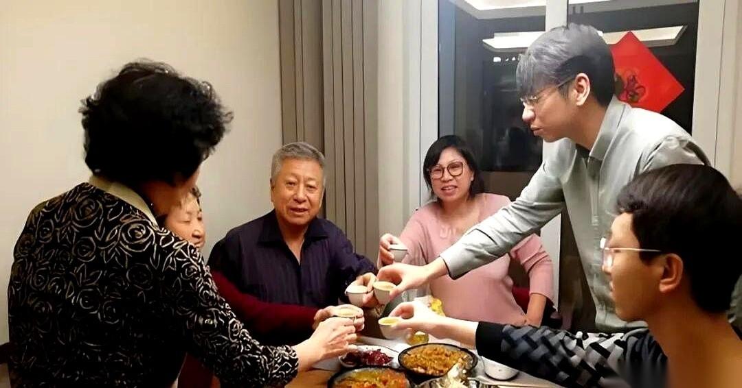 饭桌上最扎心的一幕，莫过于此。博士生闷头扒饭，一句话憋不出来。初中毕业的堂弟