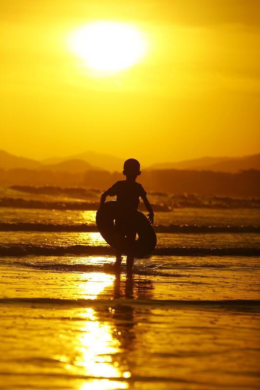 翻看手机相册，那两张夕阳照瞬间击中我。一张是在海边拍的，橙红色的夕阳悬在海平面上