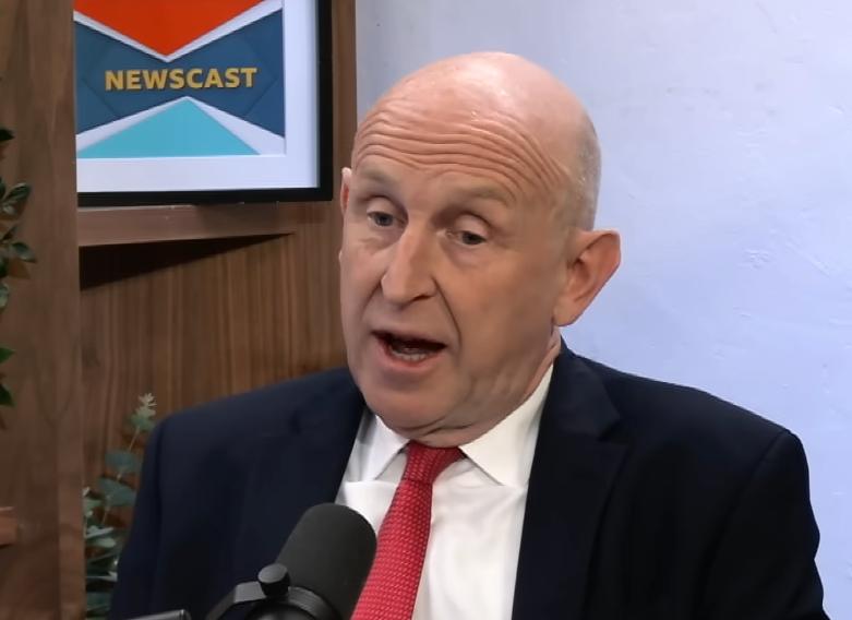 唐宁街一场紧急发布会炸翻全网，英国国防大臣约翰·希利当众怒怼普京，曝光3艘俄潜艇