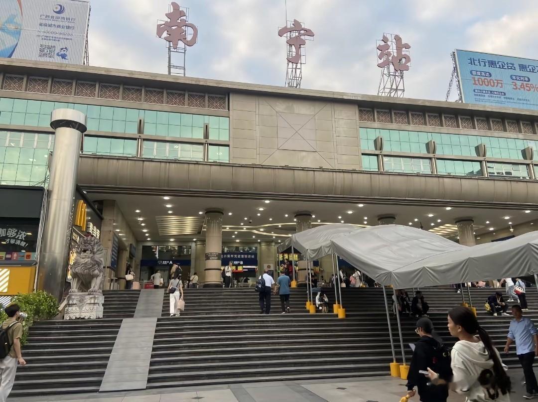 现在评判一个火车站好坏的标准是看起来高不高大上，有没有一望无际的大广场了吗？南宁
