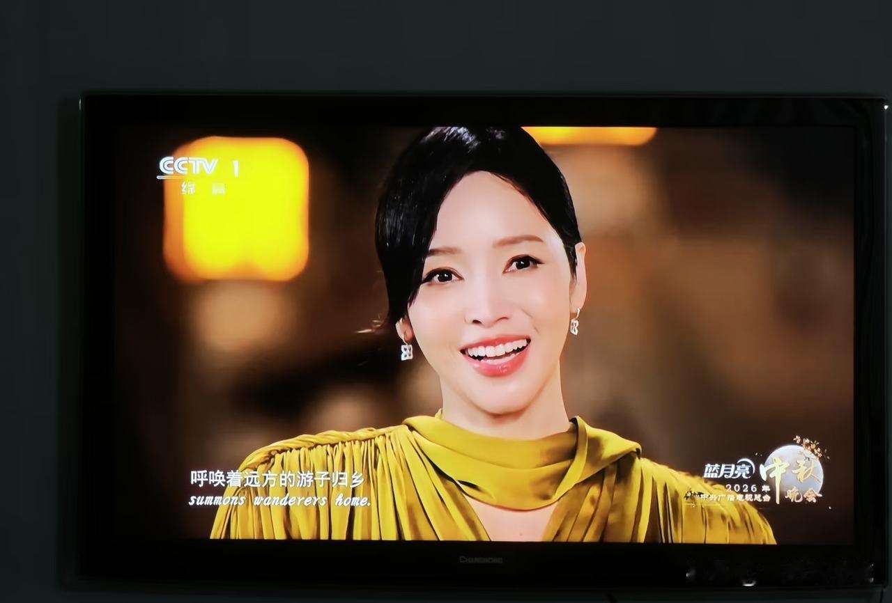 侯佩岑为什么能又一次主持中秋晚会，原因很简单，因为，她总能让人眼前一亮。你
