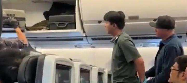 “嚣张过头了！”上海飞洛杉矶的一架航班上，一名男子因自家孩子惊扰邻座，非但不加管