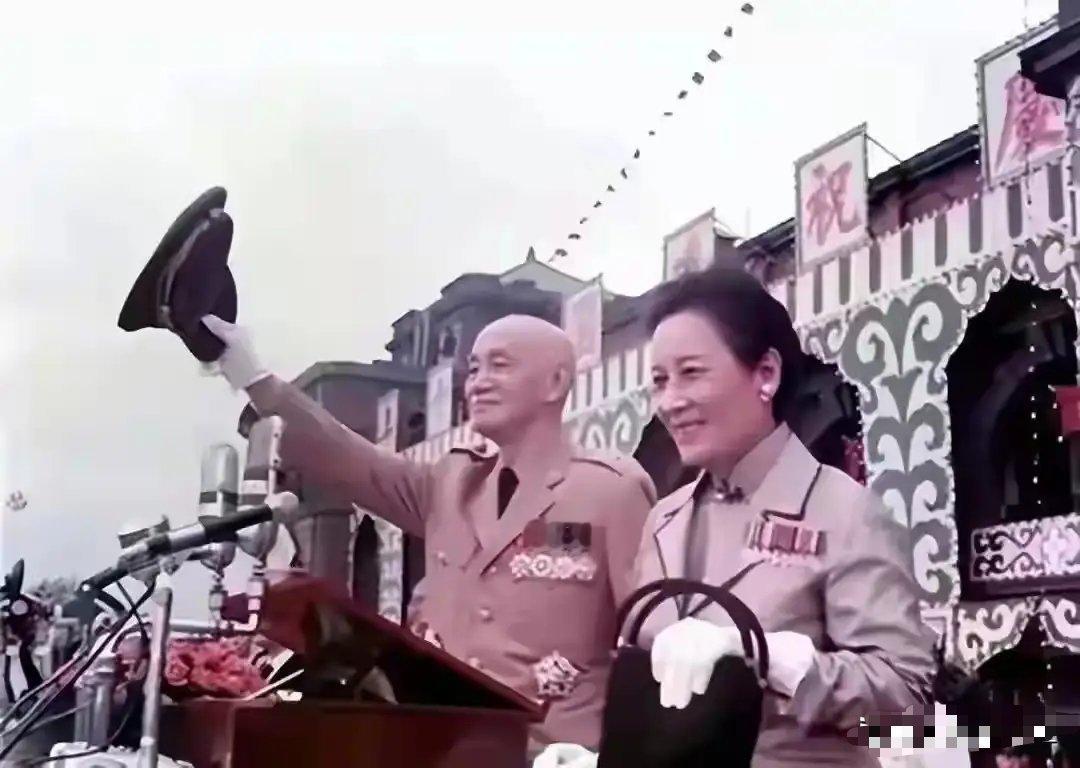 1971年，蒋介石与宋美龄参加活动时的罕见军装照，笑得从容