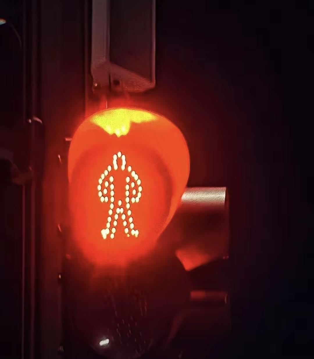 上海发生一起交通事故。有人闯红灯过马路，撞倒正常骑电动车的人，电动车司机摔在地上