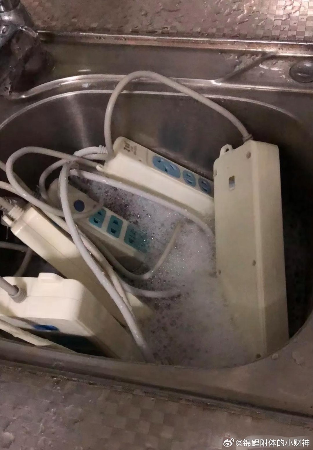 我婆婆说插座太脏了,放水里洗洗！我以为她会拿纸巾擦一下灰，结果她全都丢到洗碗池里