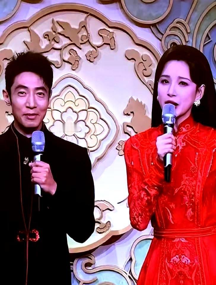 央视春晚直播，撒贝宁脱口一句“谁们的幸福”，现场死寂三秒，导演心都凉了。他