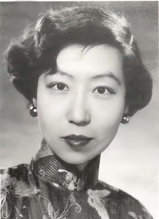 1938年，张爱玲刚不惑之年的父亲，趁妻子熟睡，蹑手蹑脚，偷偷踱进张爱玲的卧室，