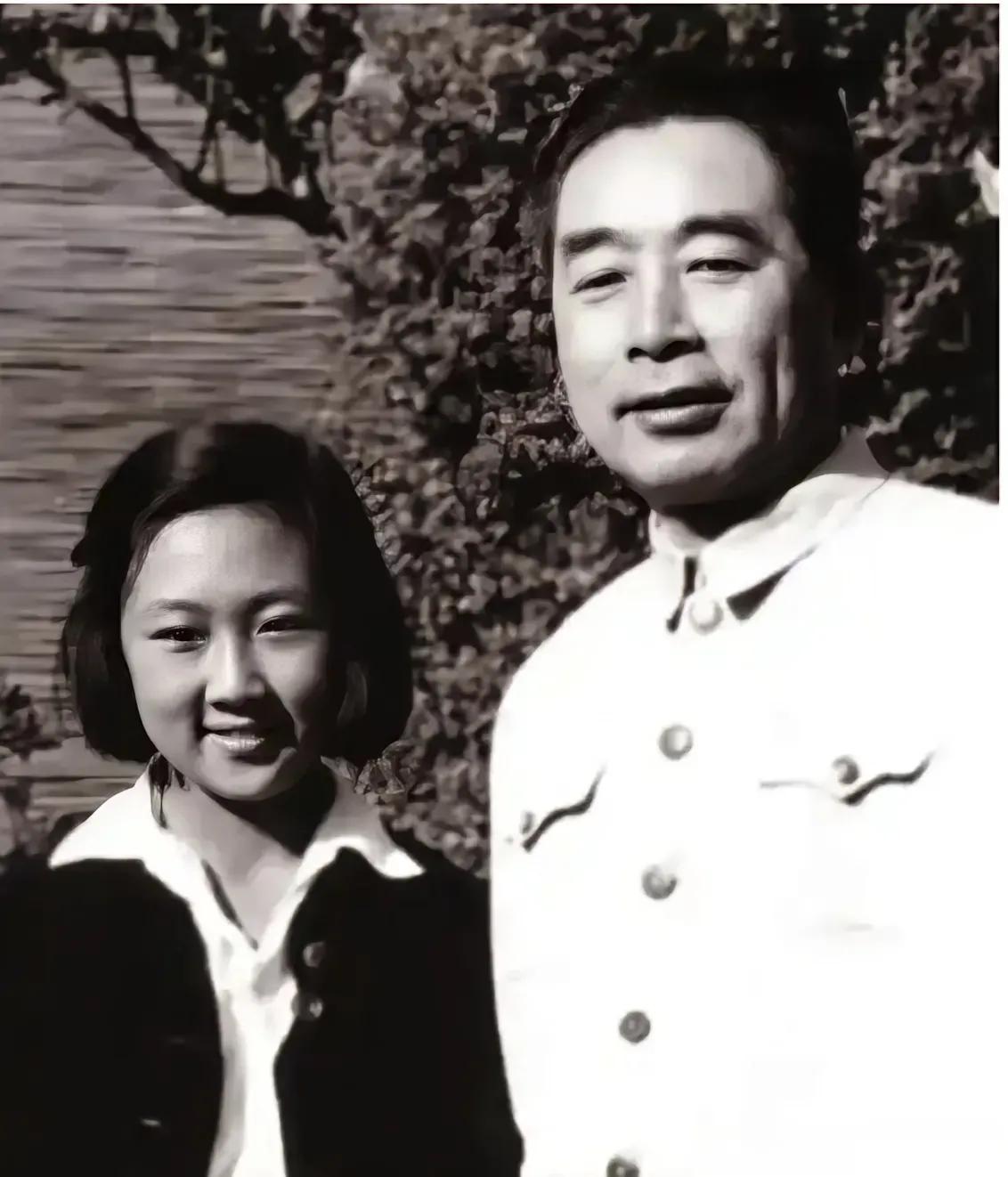 周总理为最小的侄女周秉建，去内蒙古大草原下乡，举行家庭告别宴会。周总理用苦瓜菜为