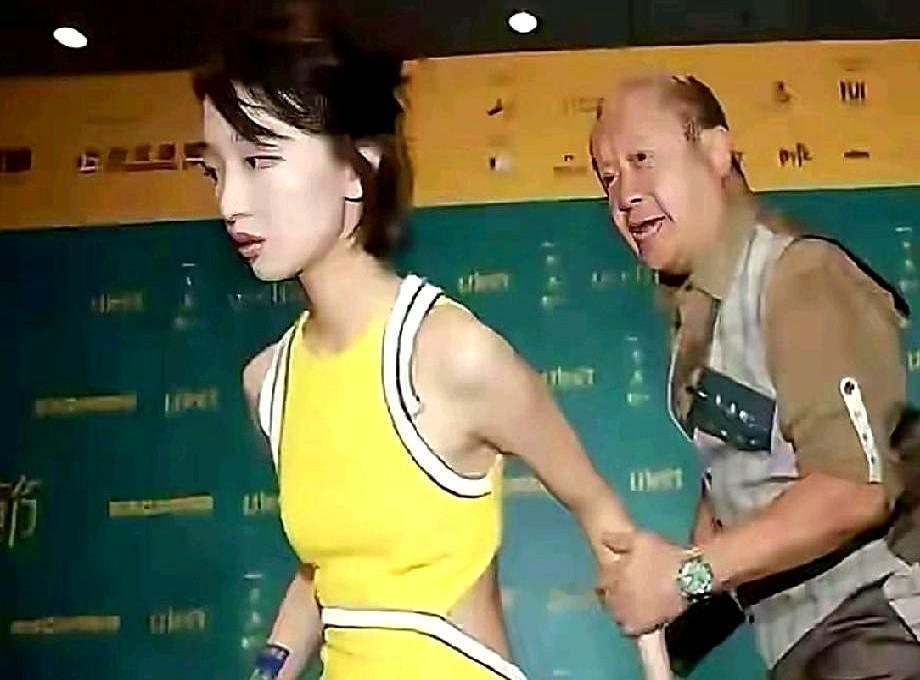 2015年，全网都在教周冬雨怎么说话。2023年，她让所有评委闭嘴。八年前，