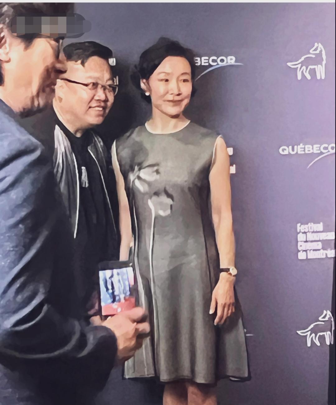 陈冲不穿那么暴露的礼服，穿搭这款无袖连衣裙，气质立马就出来了。干净利索显年轻！#