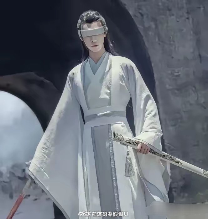 所有古装剧都有一个低级错误：佩剑永远都拿在手里，从来不会挂在腰上，不管是现在的古