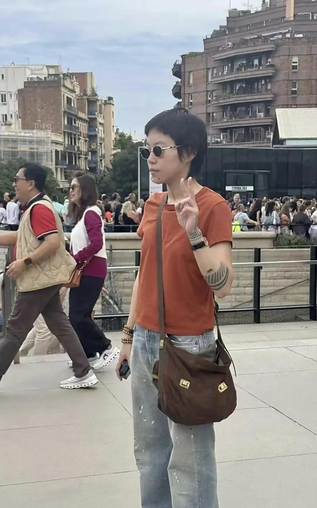 王菲女儿窦靖童，遗传了王菲自由、洒脱的个性，喜欢留短发，纹纹身，像个男孩子一样。