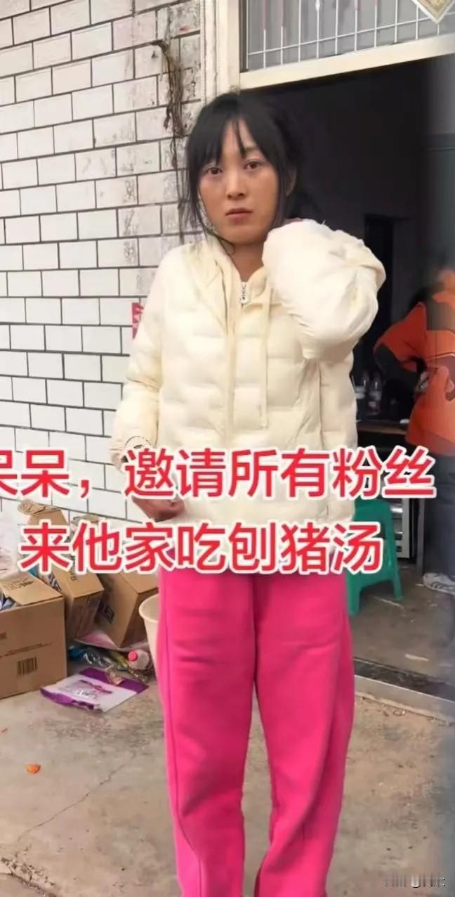 别瞎操心了，人家那是接住了“泼天的富贵”。查了一下这个叫呆呆的女生，才23