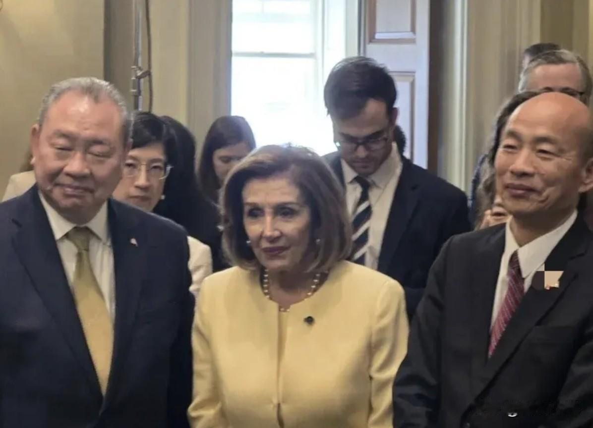 韩国瑜到了美国，居然见了2022年窜访台湾的佩洛西，还来了个合照。本来佩洛西