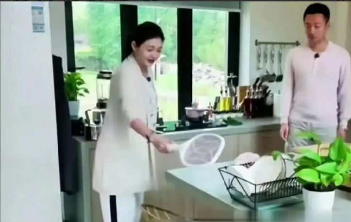 弯弯媒体说S家经过亲友商定大S的两个孩子抚养权归汪小菲，其实是两个孩子主动要求找