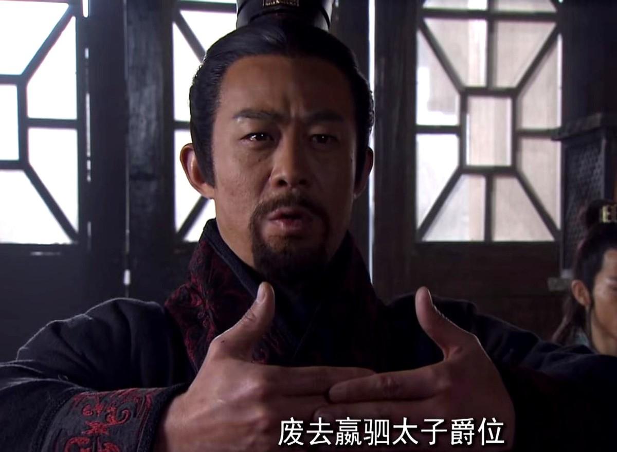 太子嬴驷无法无天，闹出三十多条人命，还一脸无所谓。他爹秦孝公没惯着他，就算这是独