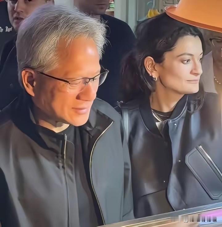 黄仁勋啥都有了，钱花不完，老婆也贤惠。可有一件事他还拿不准：儿子36岁，女儿34