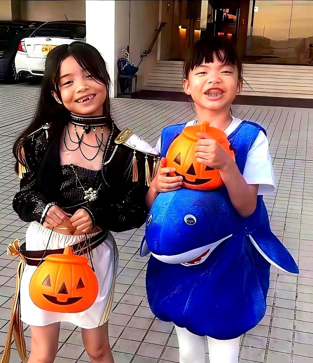 七年前他说她“太丑”，鞋不合脚。七年后，她的双胞胎女儿，复刻了她未被修改的脸。