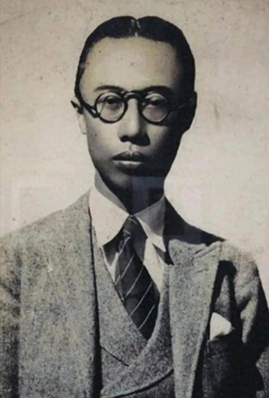 溥仪三岁被抱进紫禁城的时候，怀里还攥着娘塞的虎头鞋。他后来总说，那座金銮殿看着