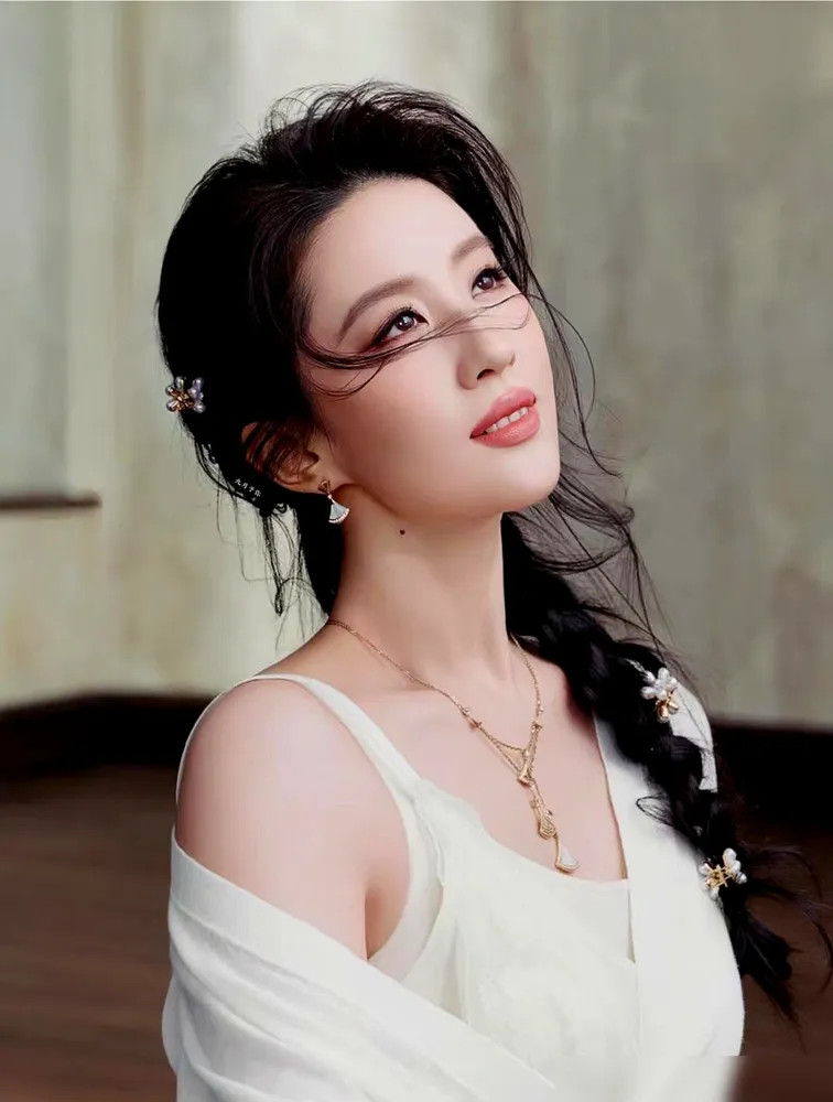 刘亦菲出道20年首接内衣代言，把平价内衣拍出维密质感！