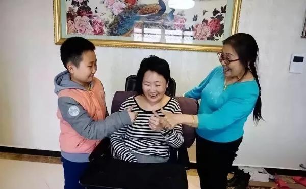 2012年，陕西，一女子遭遇重大车祸，成为植物人，婆婆照顾12年不离不弃