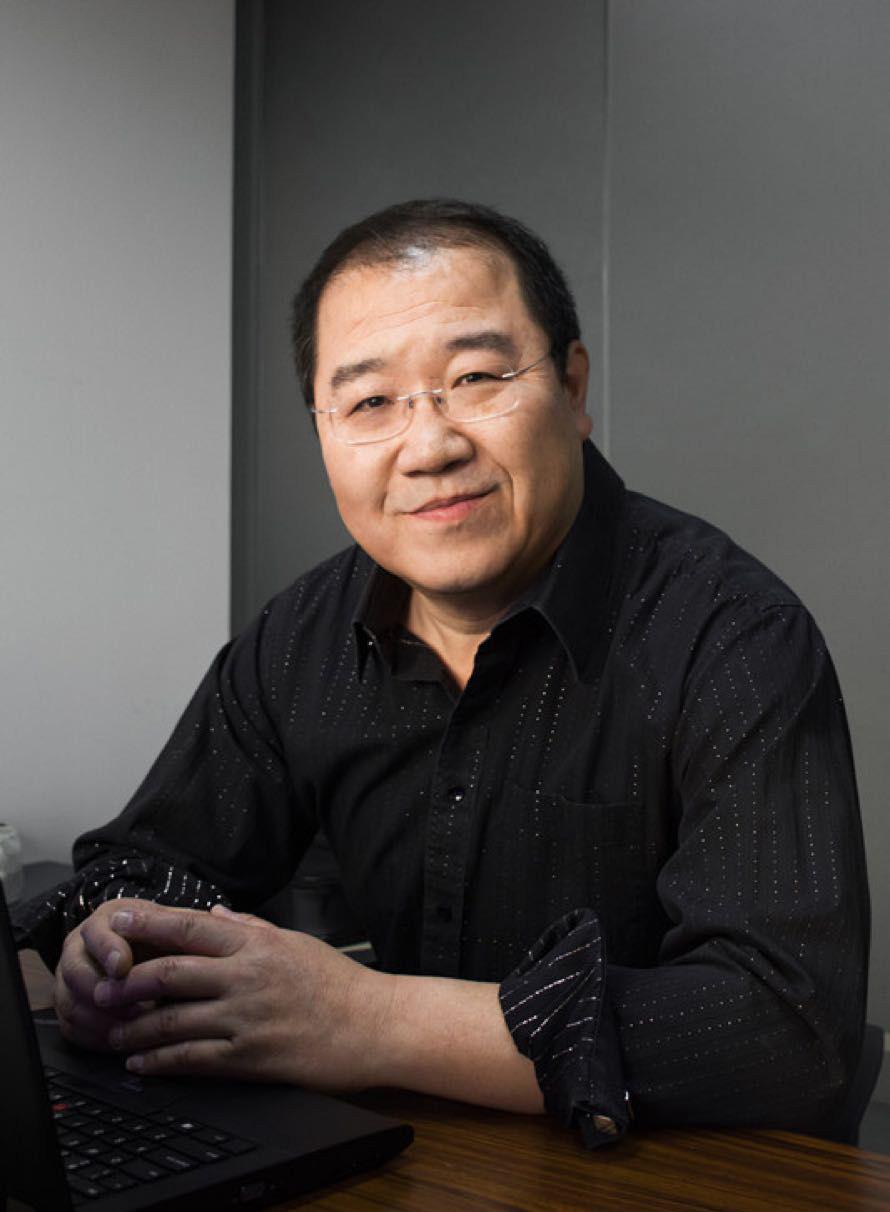 英达在直播间突然从镜头喊了声儿子，巴图没接茬，继续低头讲货。晚上，宋丹丹端着汤闯