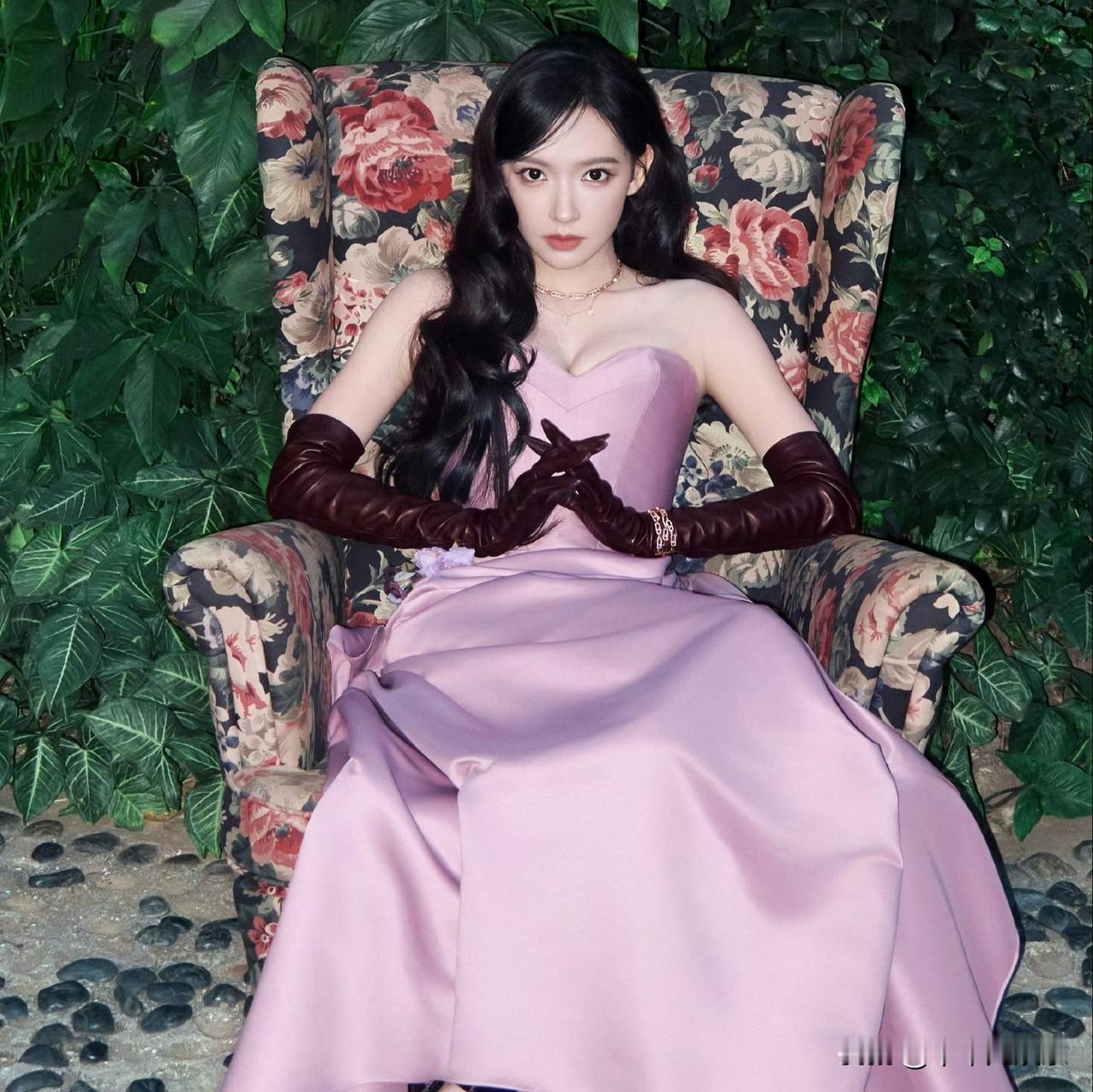 在2025年首届代言人影响力盛典红毯上，程潇以一袭淡紫抹胸长裙惊艳全场。那抹独特