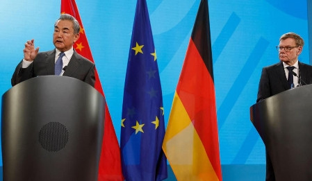 联合早报今天报道：“中国外交部长王毅与德国外长瓦德富尔共同会见记者时强调，稀土不