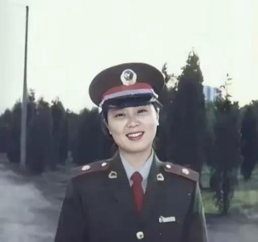 1989年，23岁清华研究生，在旅行途中邂逅35岁技术男，不顾父母反对坚持嫁给他