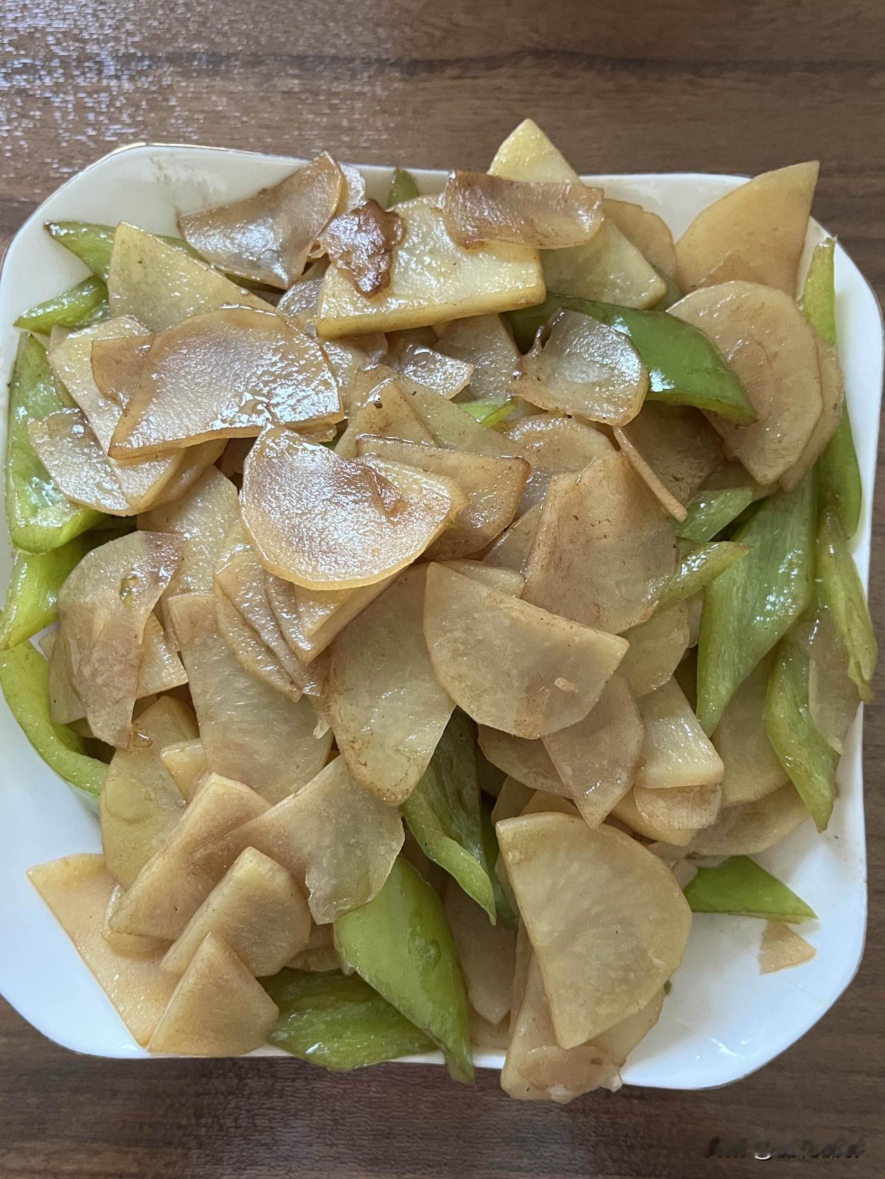 好友们晚上好！周末愉快，晚餐香香！今天的晚餐：尖椒土豆片酱梅花骨红薯玉米