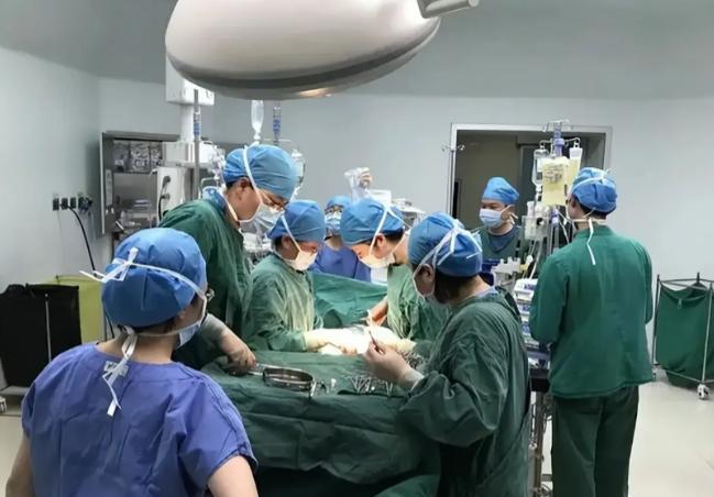 9月26日，浙江绍兴，一中年男子干活回家看到桌上有瓶“饮料”，二话没说仰头喝了半