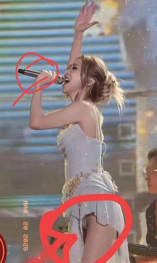 42岁薛凯琪，重庆演唱会没穿安全裤。39度高温，她穿着剪短10厘米的薄纱裙上