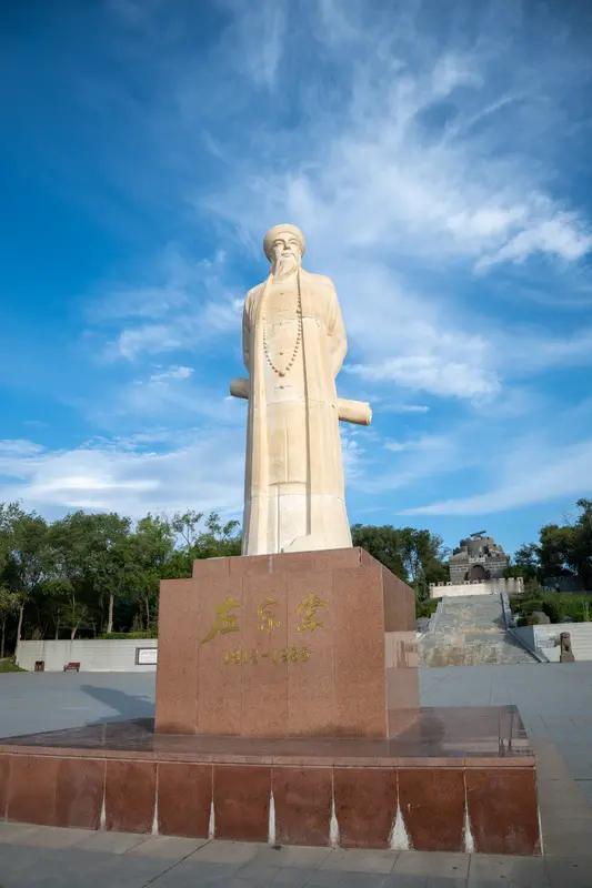 李鸿章是民族败类。晚清风雨飘摇，李鸿章签下无数不平等条约，祸害中国上百年。曾国