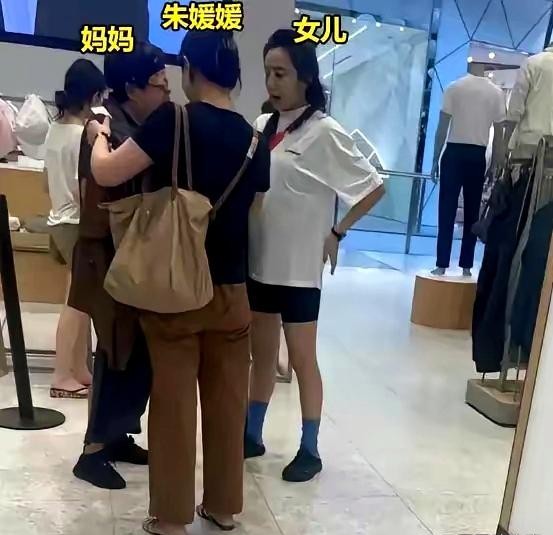 看到朱媛媛女儿才16岁就失去妈妈，突然明白去年辛柏青在澳洲被拍到神情凝重的原因。