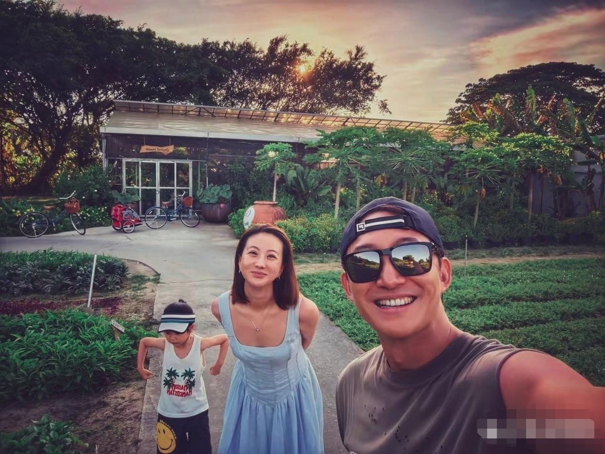 王阳与妻子高斯和他们的孩子，一家三口在田园农场的夕阳自拍合照王阳是圈内口碑极佳