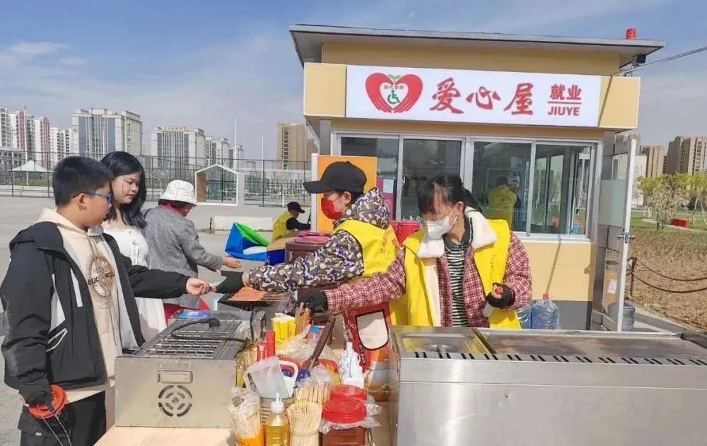 兰州新区首个“爱心屋”投入运营近日，在兰州新区中川体育公园内，一座挂着“