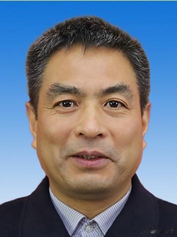 陈治国1976年8月出生于山东青岛，成长在军港附近的普通家庭，没有公开的特殊背景
