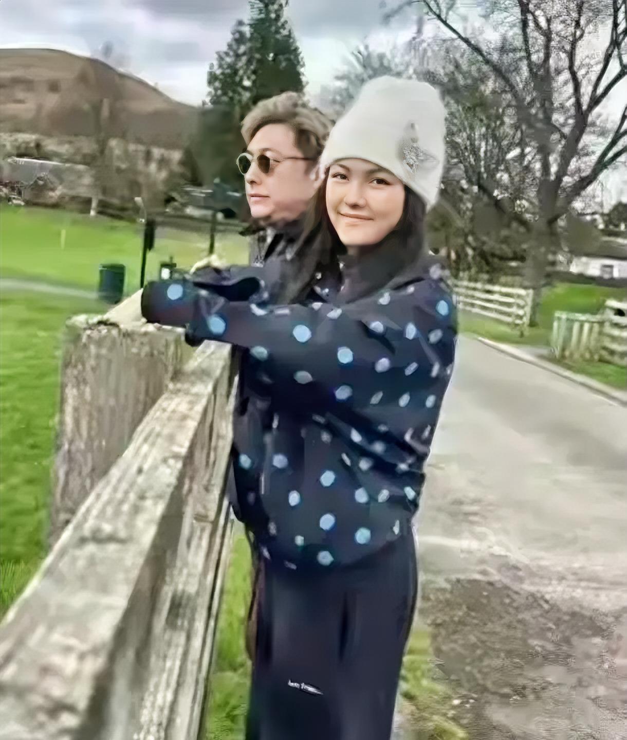 王诗龄还是跟爸爸在一起的时候看着舒服，穿着打扮更像这个年龄的孩子，青春有活力，虽