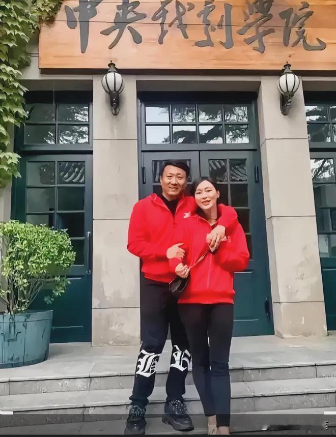 原来他们是中戏的同学，也是现实中的一对明星夫妻。男的在《南来北往》、《虎胆雷霆》