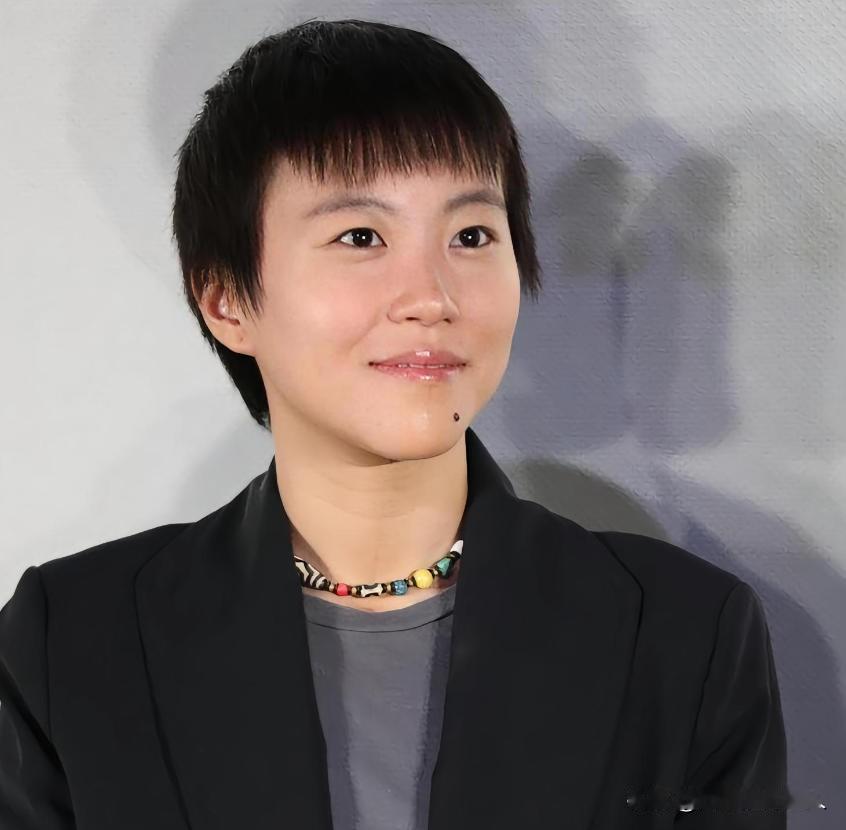 主持人问窦靖童:“窦唯、李亚鹏、谢霆锋这三个爸爸，你觉得哪个爸爸最好？”窦靖童吞