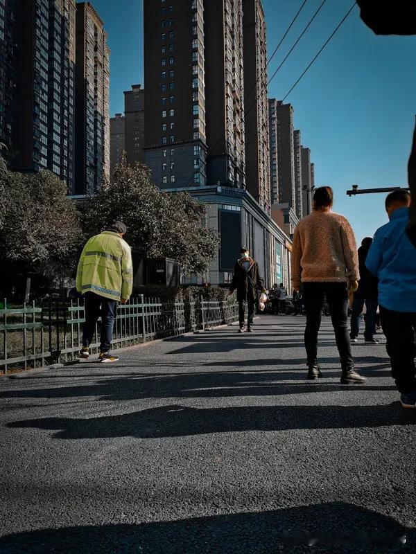 农民，城市人都重要。只不过是分工不同。农民种田解决日常生活，做的粮食，蔬菜，吃不